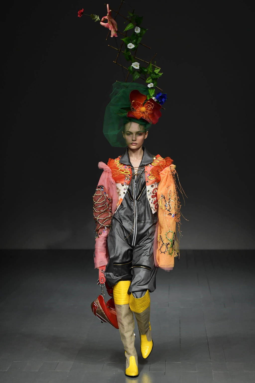 Fashion Week London Spring/Summer 2019 look 24 from the Matty Bovan collection 女装
