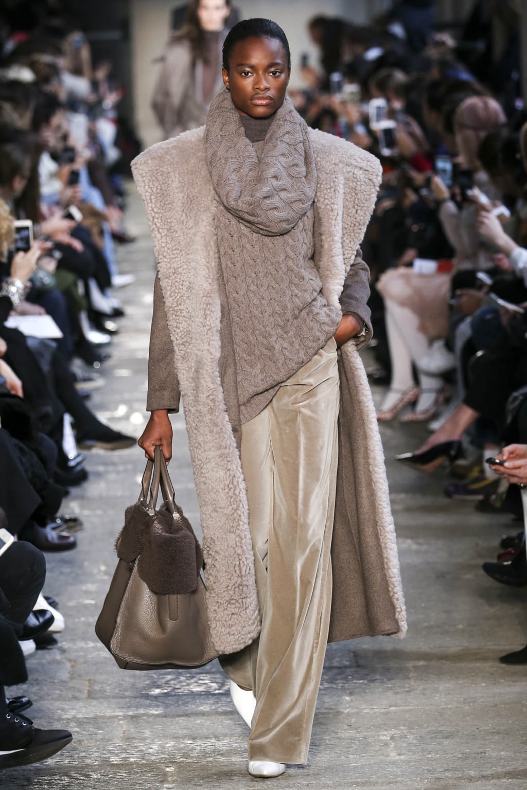 Fashion Week Milan Fall/Winter 2017 look 13 from the Max Mara collection 女装