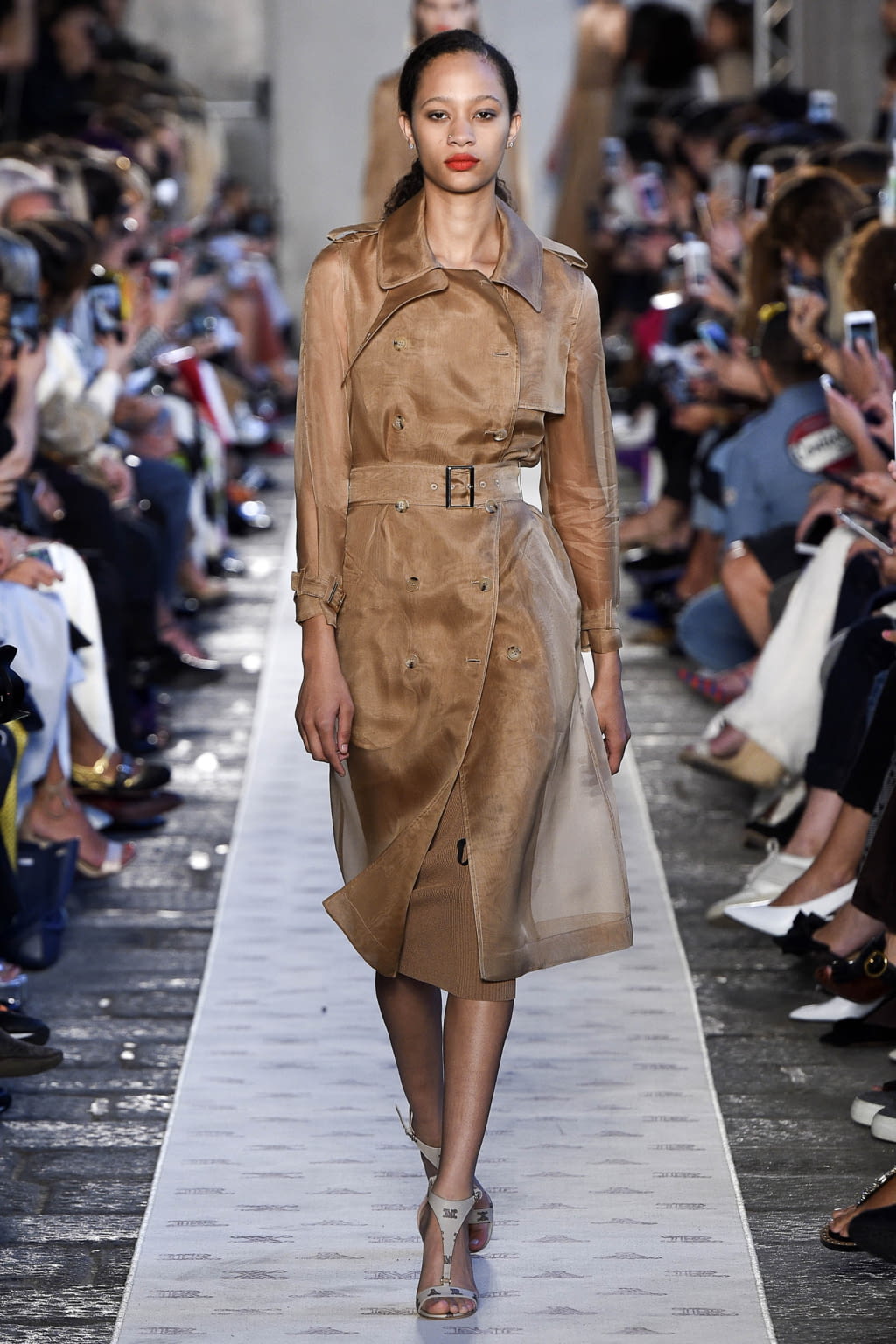 Fashion Week Milan Spring/Summer 2018 look 2 from the Max Mara collection womenswear