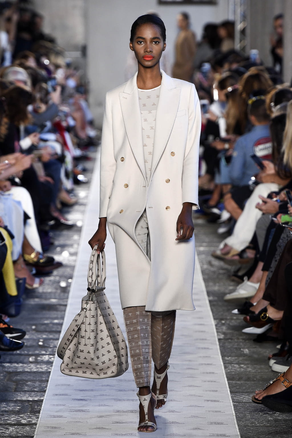 Fashion Week Milan Spring/Summer 2018 look 16 from the Max Mara collection 女装