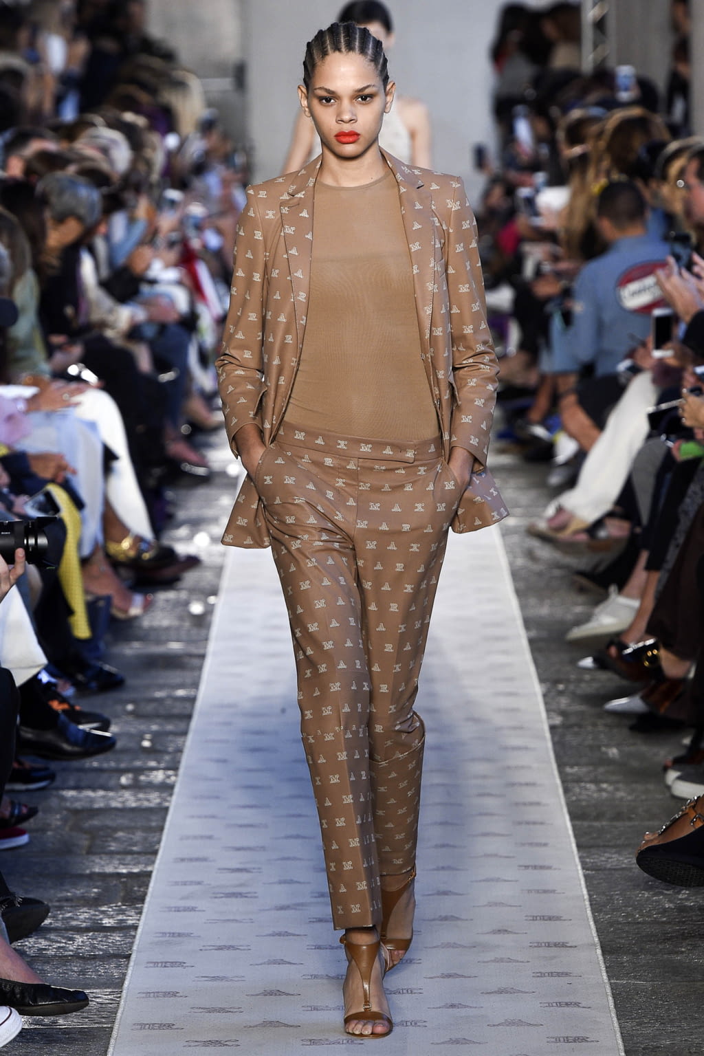 Fashion Week Milan Spring/Summer 2018 look 18 from the Max Mara collection womenswear