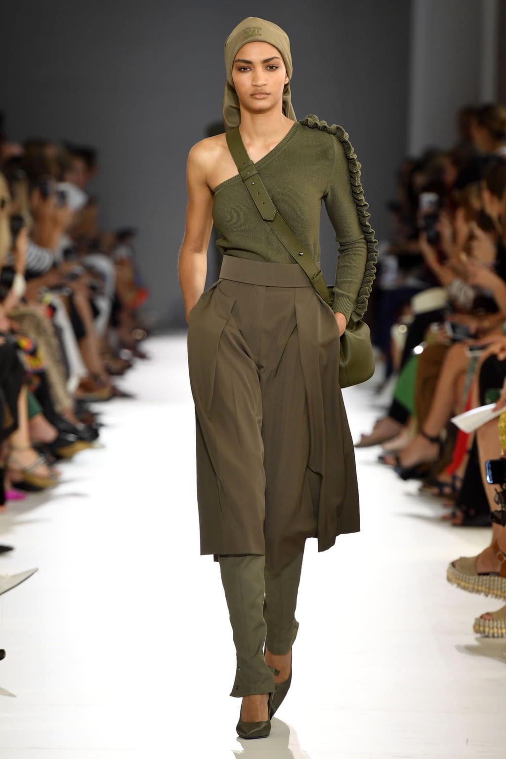 Fashion Week Milan Spring/Summer 2019 look 21 from the Max Mara collection 女装