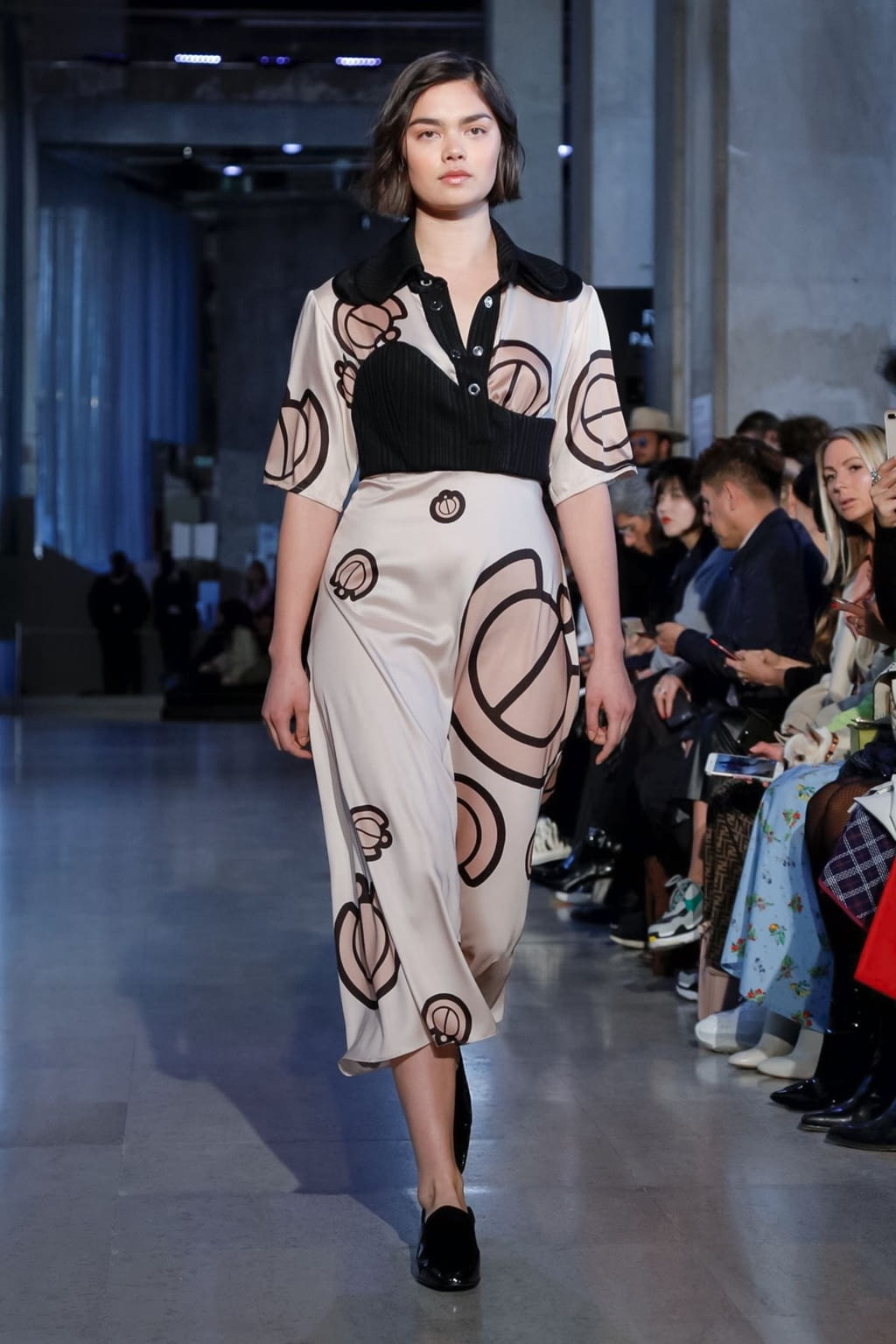 Fashion Week Paris Fall/Winter 2019 look 18 from the Mazarine collection womenswear