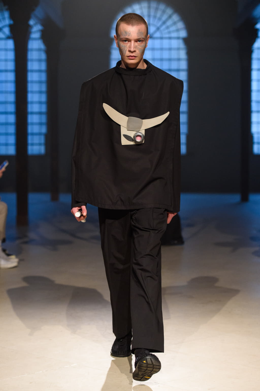 Fashion Week London Fall/Winter 2018 look 2 from the Tourne de Transmission collection 男装