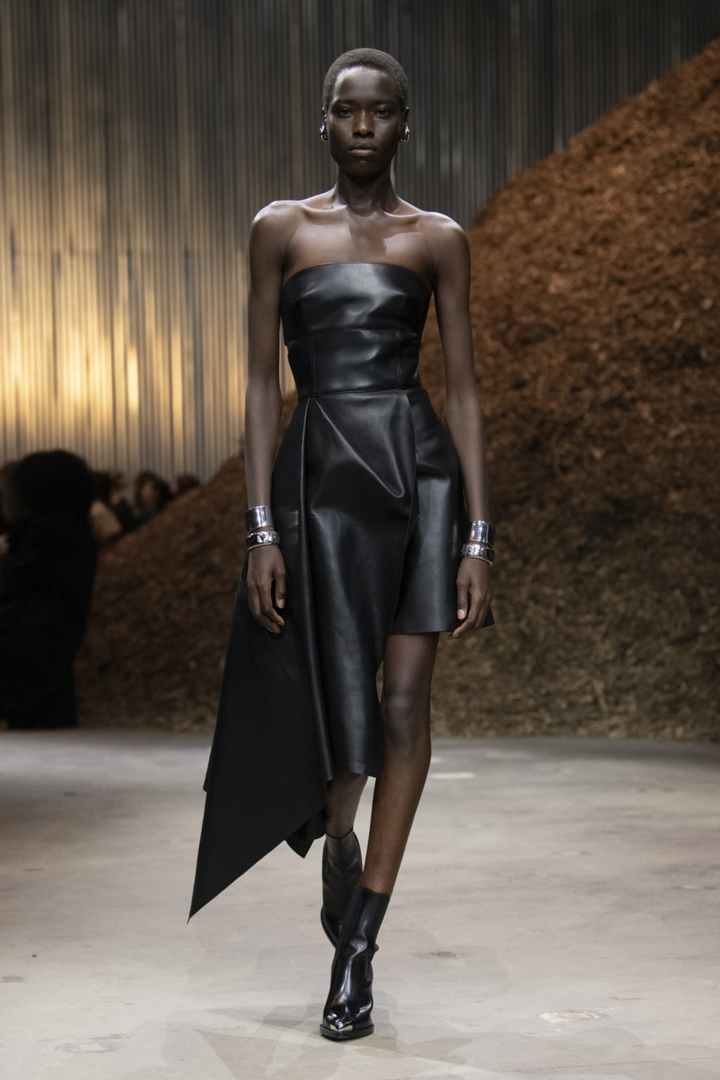 Fashion Week New York Fall/Winter 2022 look 1 from the Alexander McQueen collection 女装