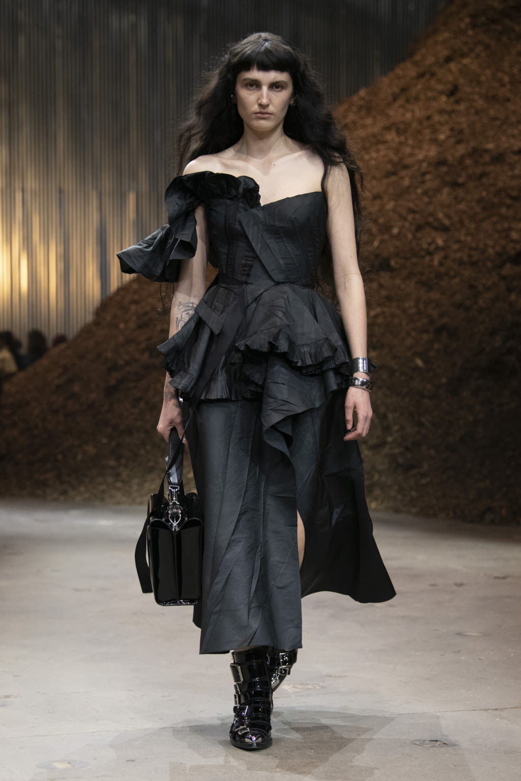 Fashion Week New York Fall/Winter 2022 look 10 from the Alexander McQueen collection womenswear