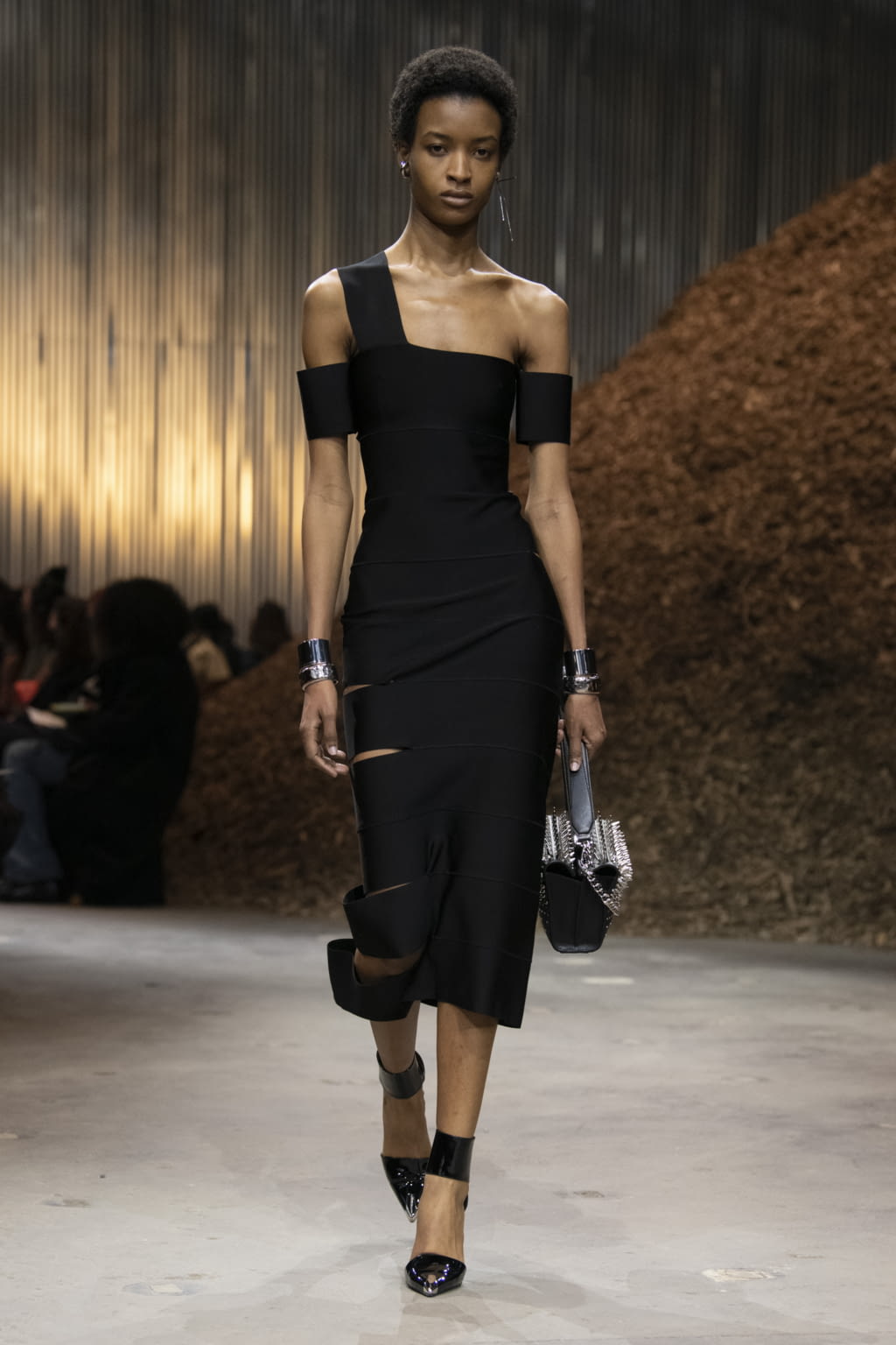 Fashion Week New York Fall/Winter 2022 look 12 from the Alexander McQueen collection womenswear