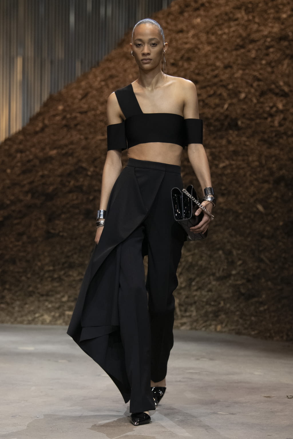 Fashion Week New York Fall/Winter 2022 look 14 de la collection Alexander McQueen womenswear