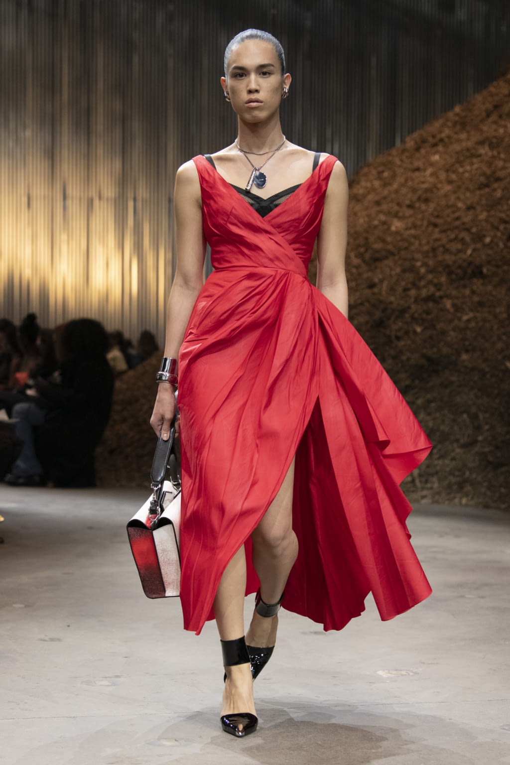 Fashion Week New York Fall/Winter 2022 look 18 de la collection Alexander McQueen womenswear