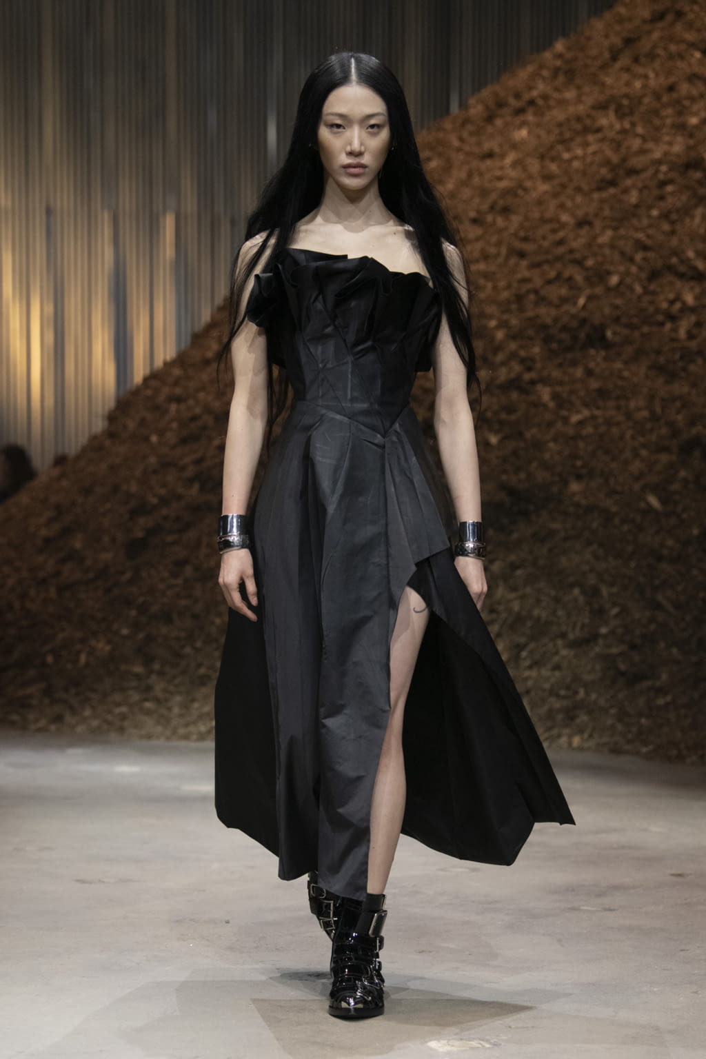 Fashion Week New York Fall/Winter 2022 look 20 from the Alexander McQueen collection womenswear