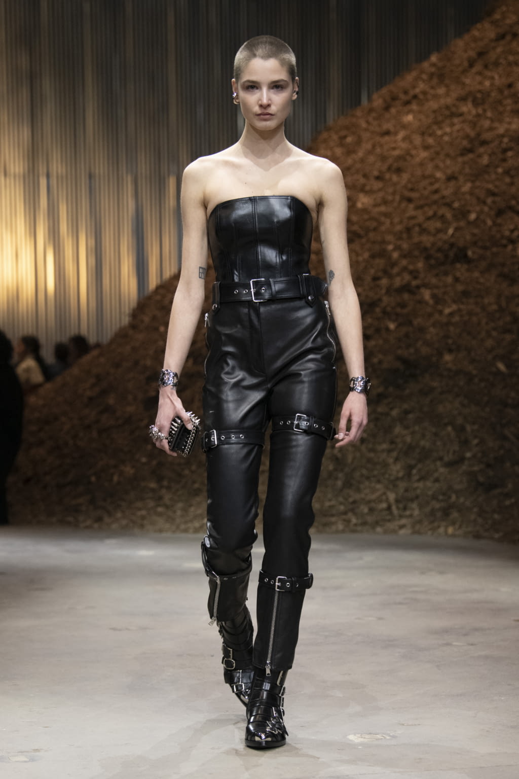Fashion Week New York Fall/Winter 2022 look 28 from the Alexander McQueen collection womenswear