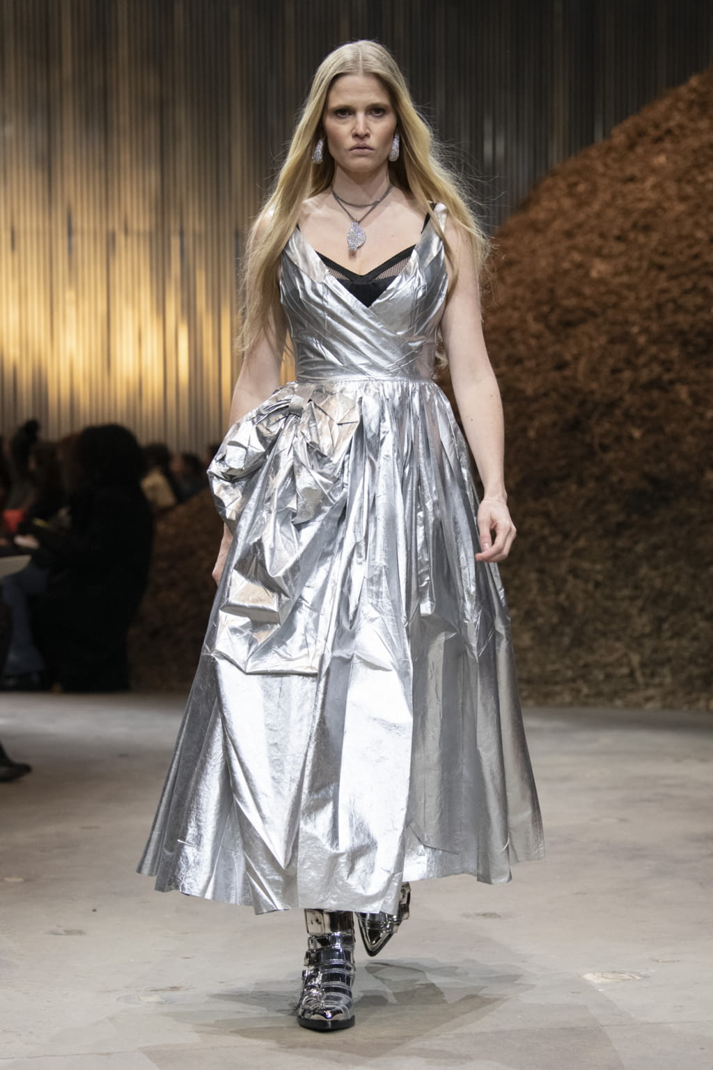 Fashion Week New York Fall/Winter 2022 look 33 from the Alexander McQueen collection 女装