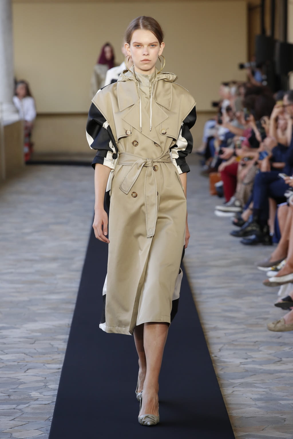 Fashion Week Milan Spring/Summer 2018 look 10 from the Mila Schön collection womenswear