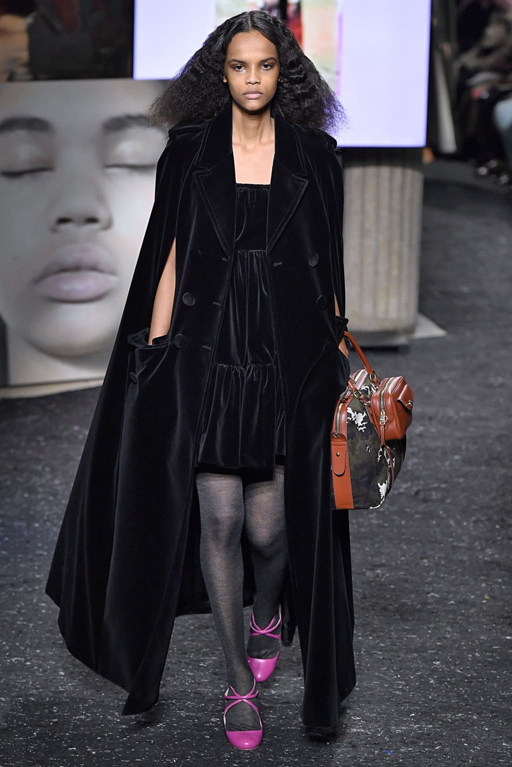Fashion Week Paris Fall/Winter 2019 look 39 from the Miu Miu collection 女装