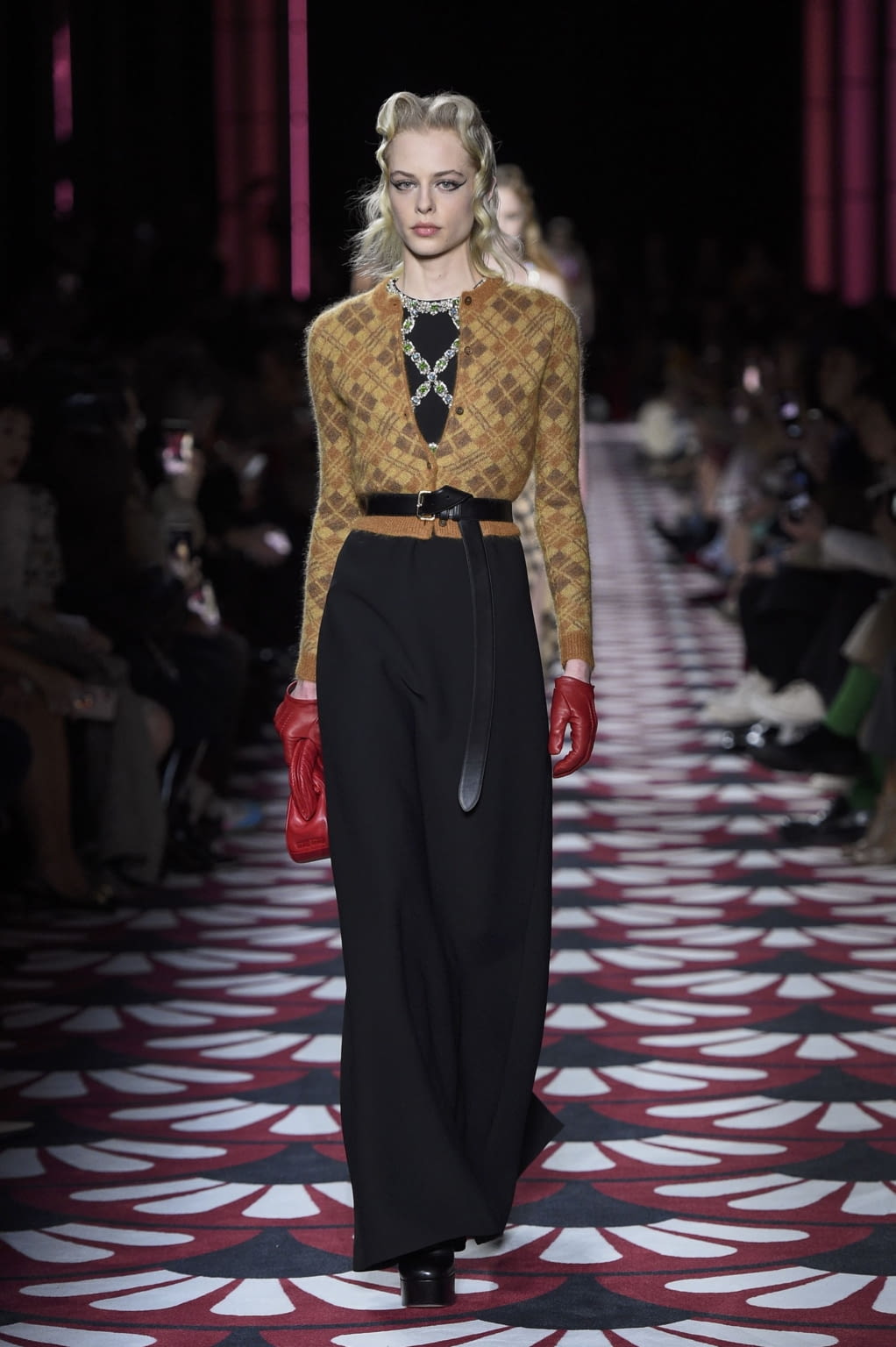Fashion Week Paris Fall/Winter 2020 look 22 from the Miu Miu collection 女装