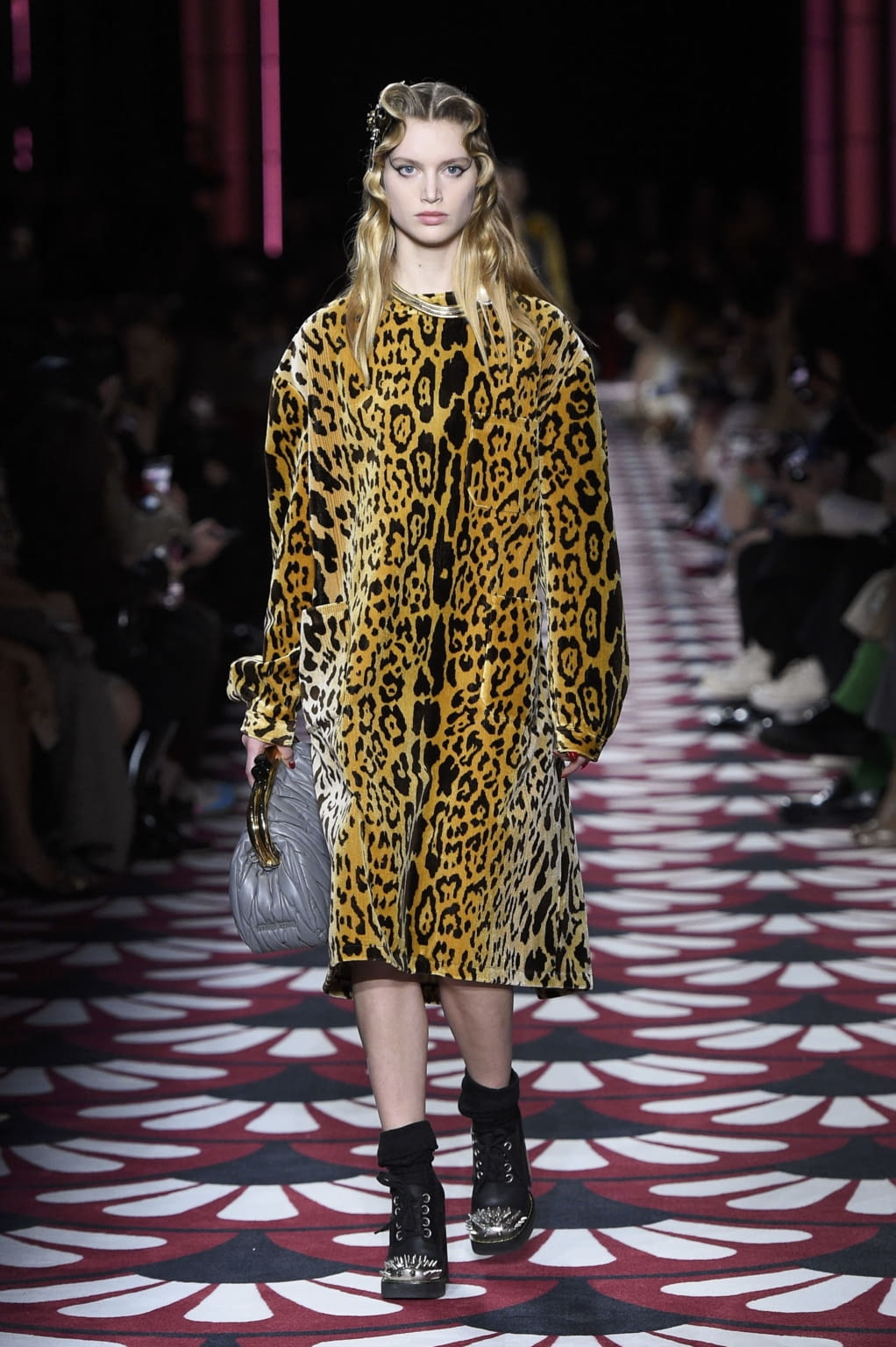 Fashion Week Paris Fall/Winter 2020 look 41 from the Miu Miu collection 女装
