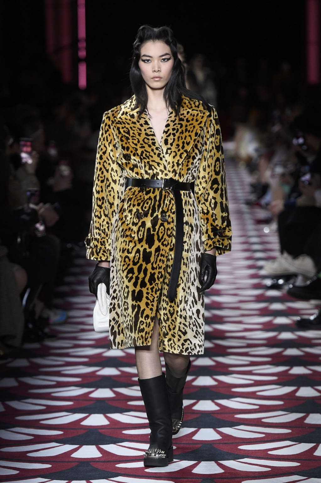 Fashion Week Paris Fall/Winter 2020 look 43 from the Miu Miu collection 女装