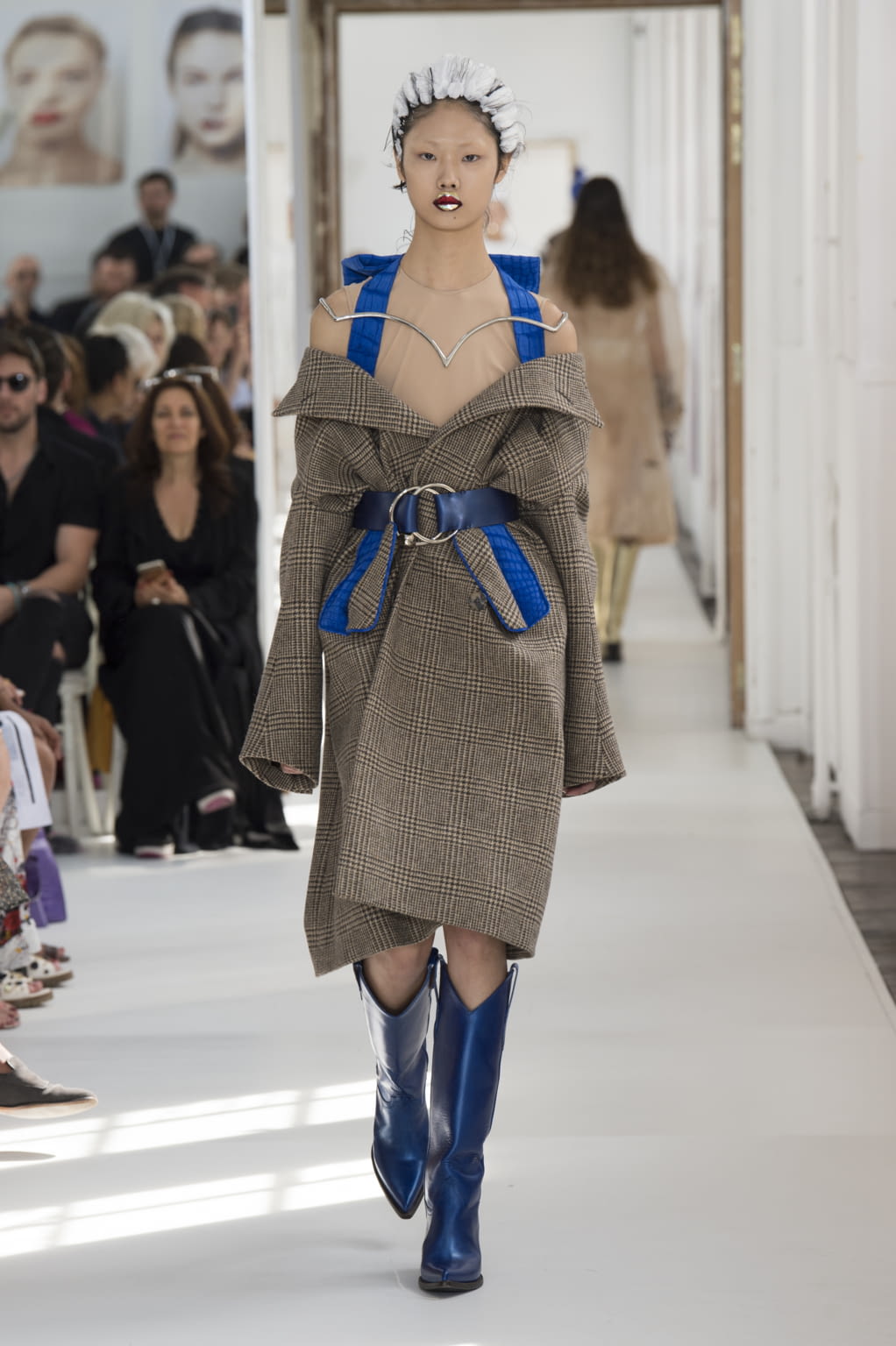 Fashion Week Paris Fall/Winter 2017 look 22 from the Maison Margiela collection couture