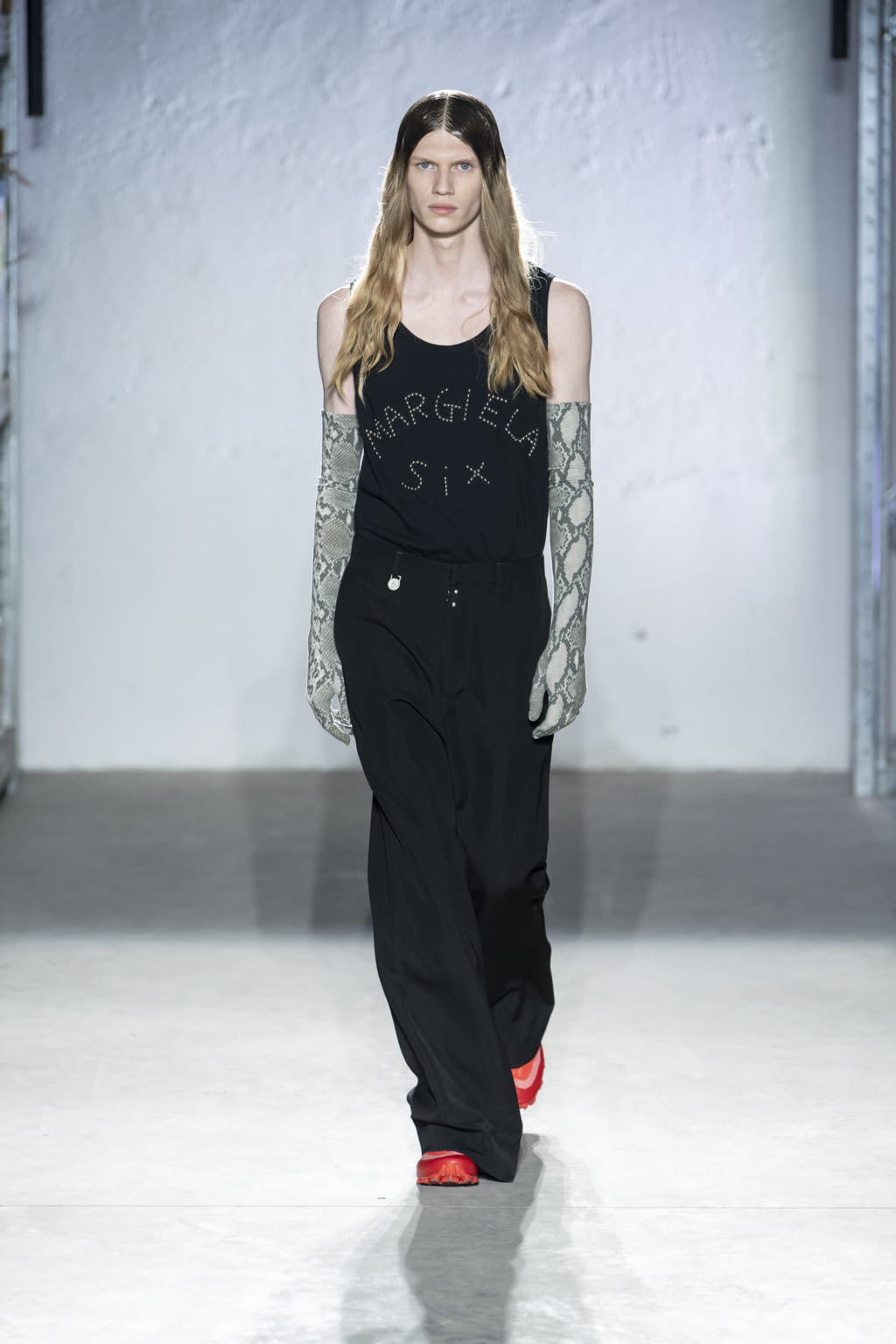 Fashion Week Milan Fall/Winter 2022 look 13 from the MM6 Maison Margiela collection womenswear