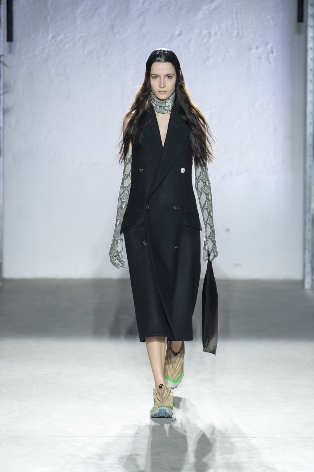 Fashion Week Milan Fall/Winter 2022 look 2 from the MM6 collection womenswear