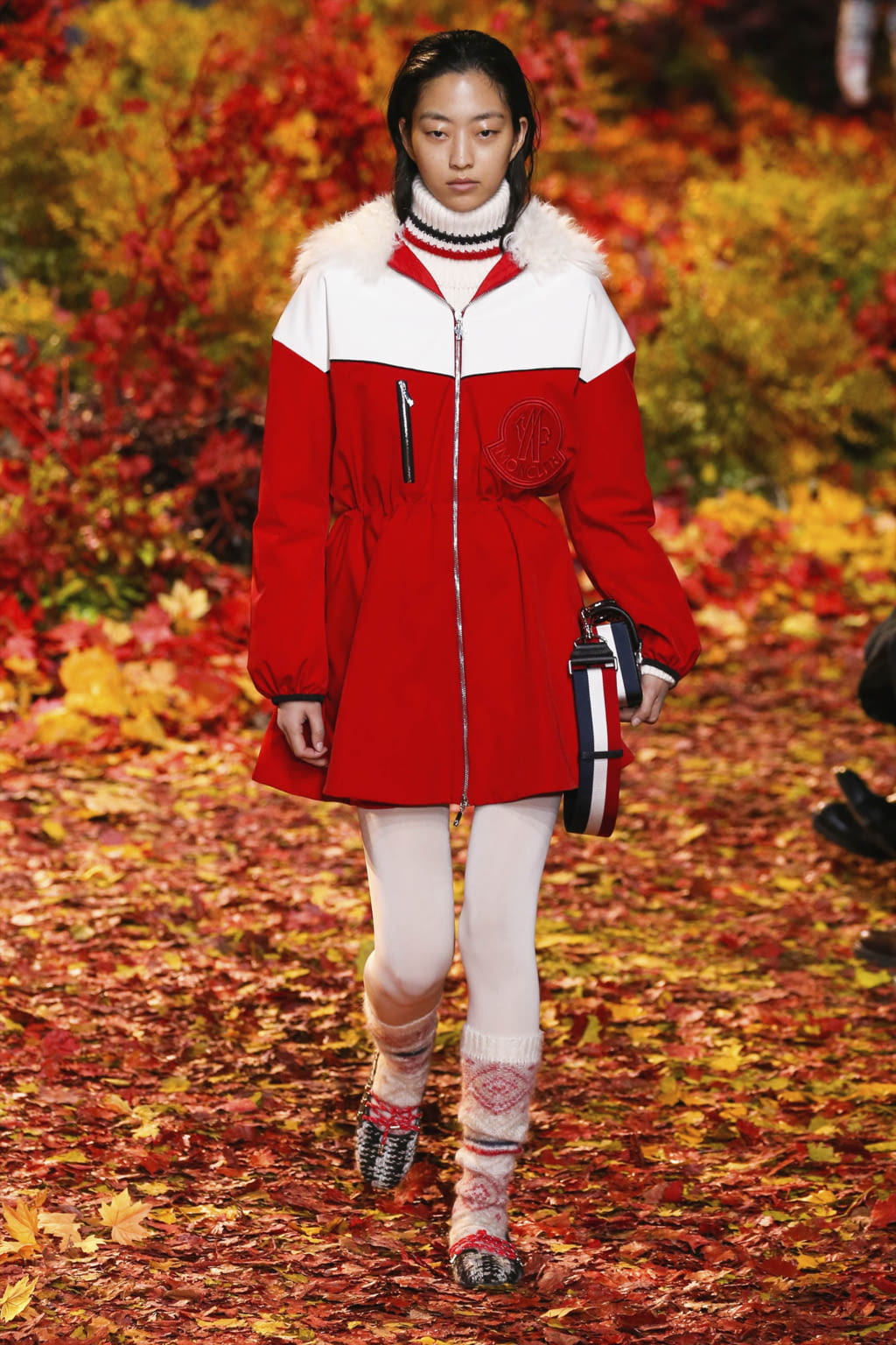 Fashion Week Paris Fall/Winter 2017 look 27 from the Moncler Gamme Rouge collection 女装