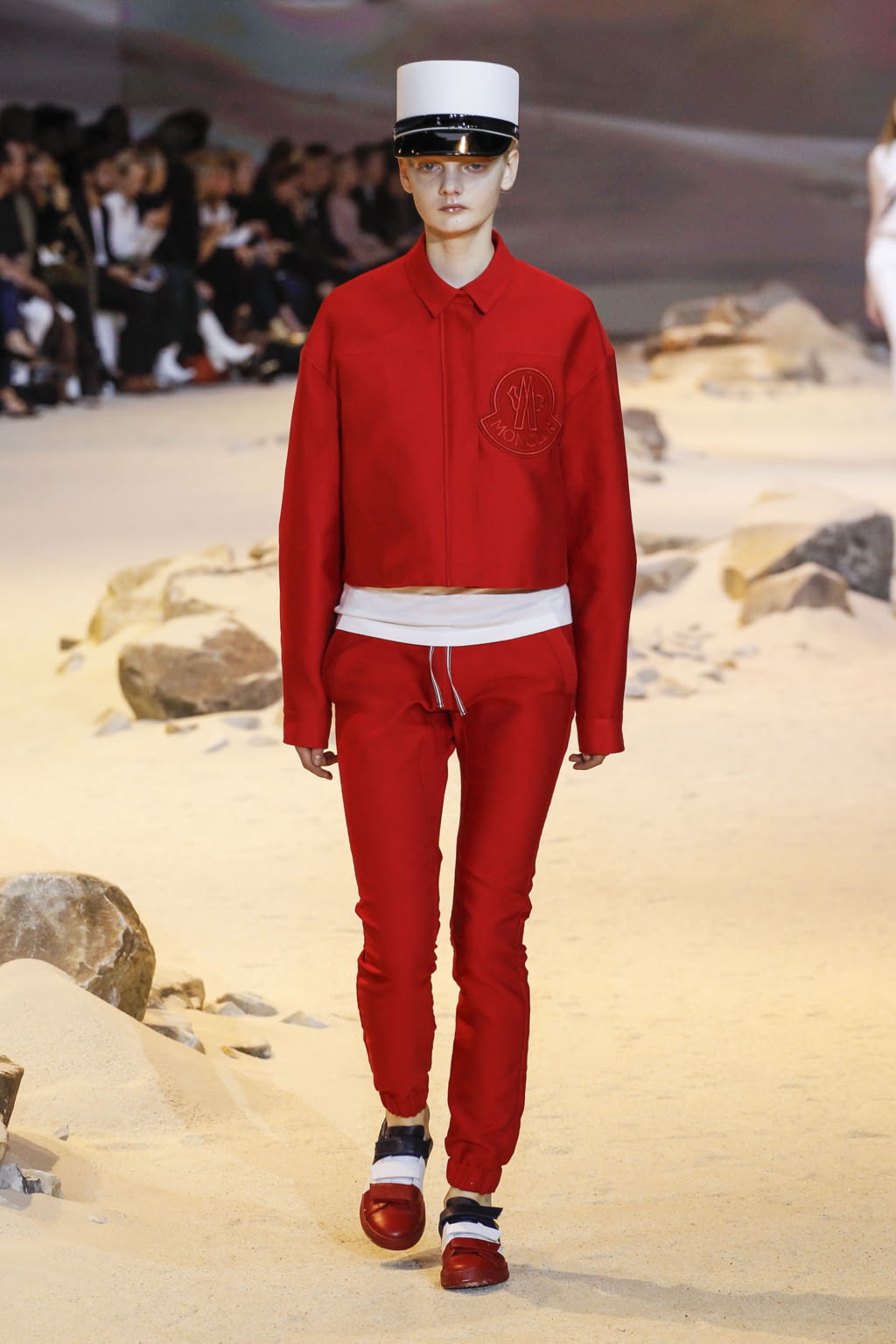 Fashion Week Paris Spring/Summer 2017 look 1 from the Moncler Gamme Rouge collection 女装