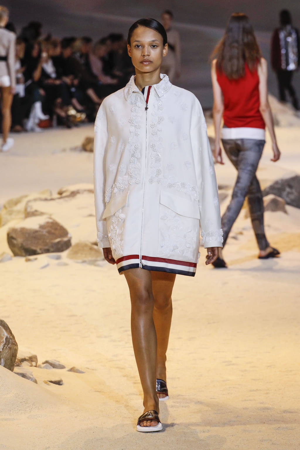Fashion Week Paris Spring/Summer 2017 look 19 from the Moncler Gamme Rouge collection 女装