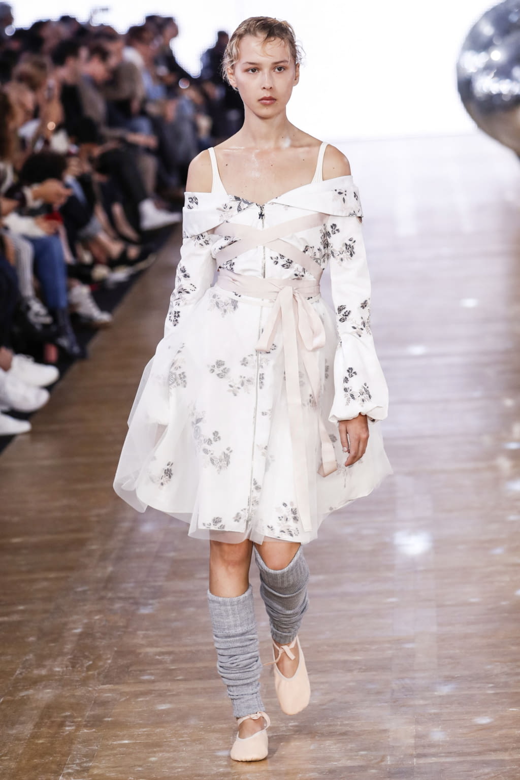 Fashion Week Paris Spring/Summer 2018 look 22 de la collection Moncler Gamme Rouge womenswear