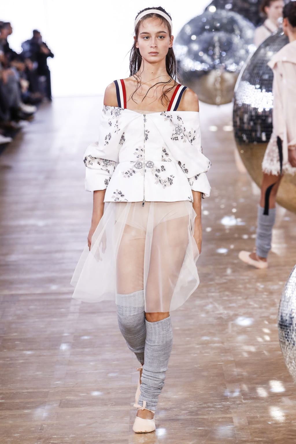 Fashion Week Paris Spring/Summer 2018 look 25 from the Moncler Gamme Rouge collection 女装