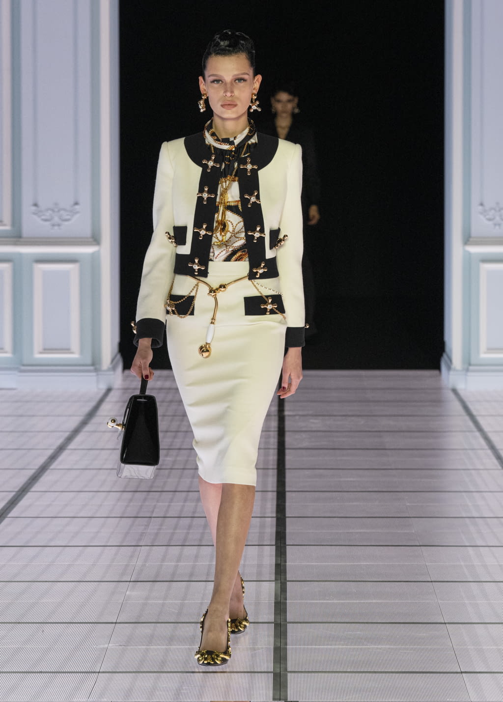 Fashion Week Milan Fall/Winter 2022 look 1 from the Moschino collection 女装