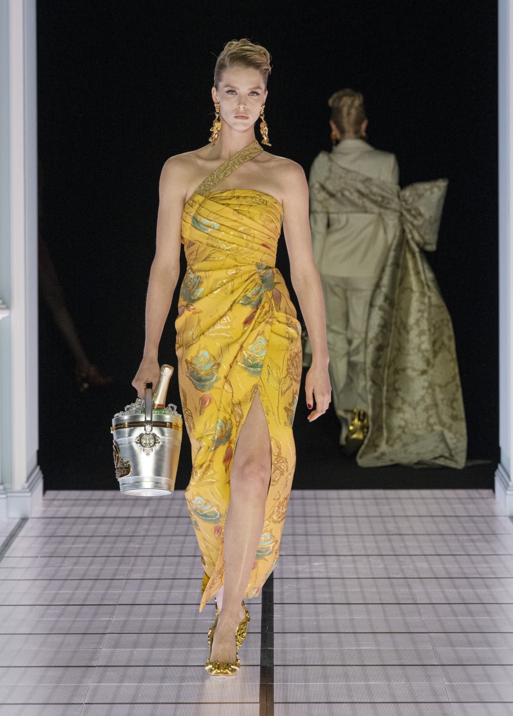 Fashion Week Milan Fall/Winter 2022 look 17 de la collection Moschino womenswear