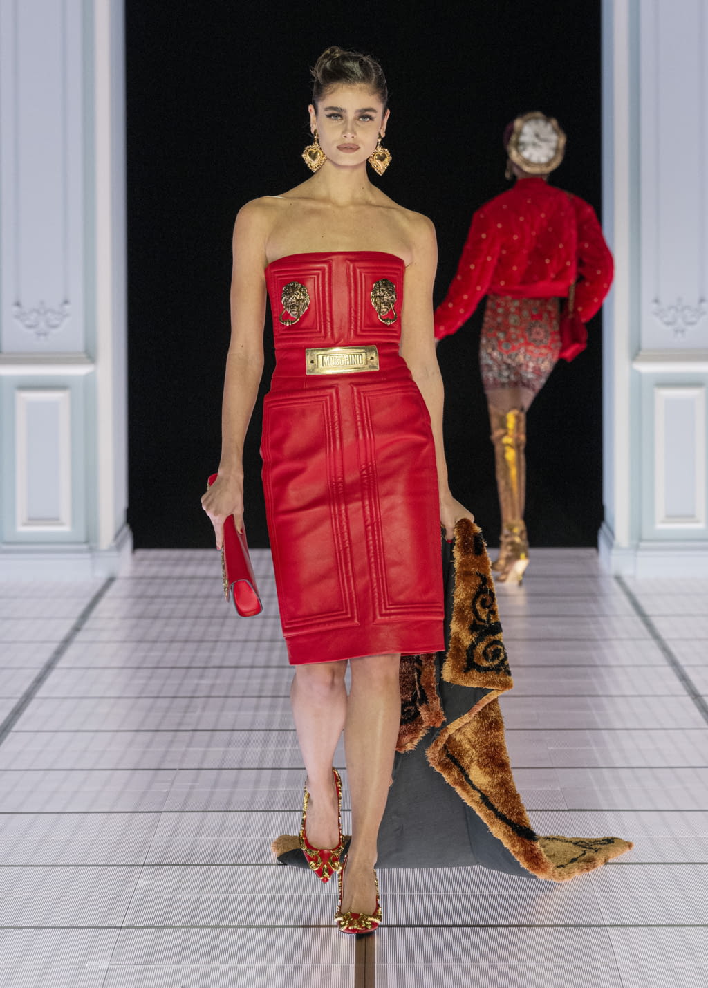 Fashion Week Milan Fall/Winter 2022 look 22 from the Moschino collection womenswear