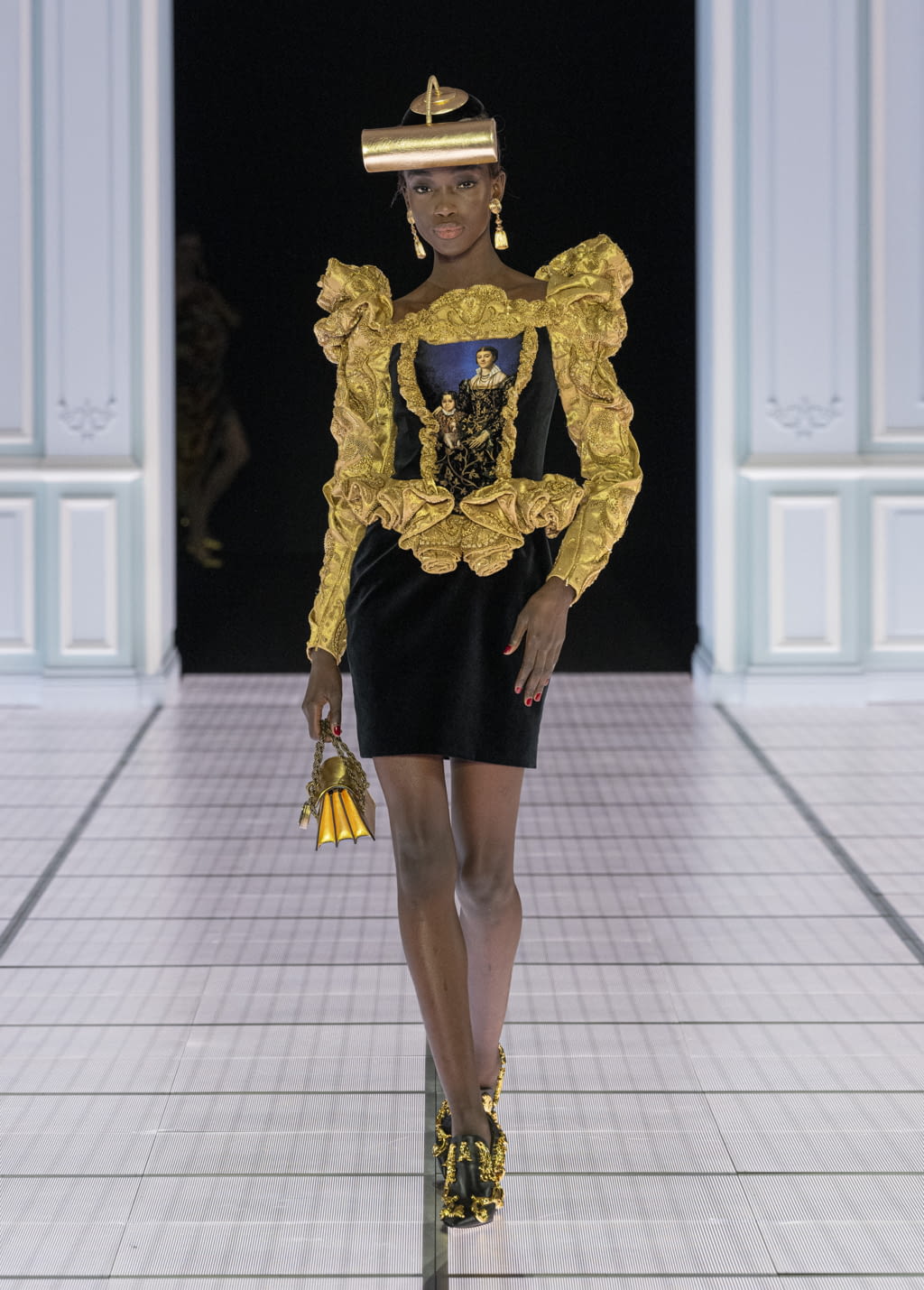 Fashion Week Milan Fall/Winter 2022 look 25 from the Moschino collection womenswear