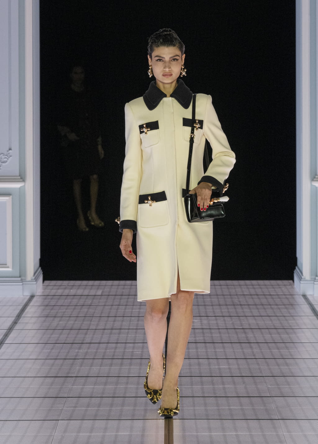 Fashion Week Milan Fall/Winter 2022 look 3 de la collection Moschino womenswear