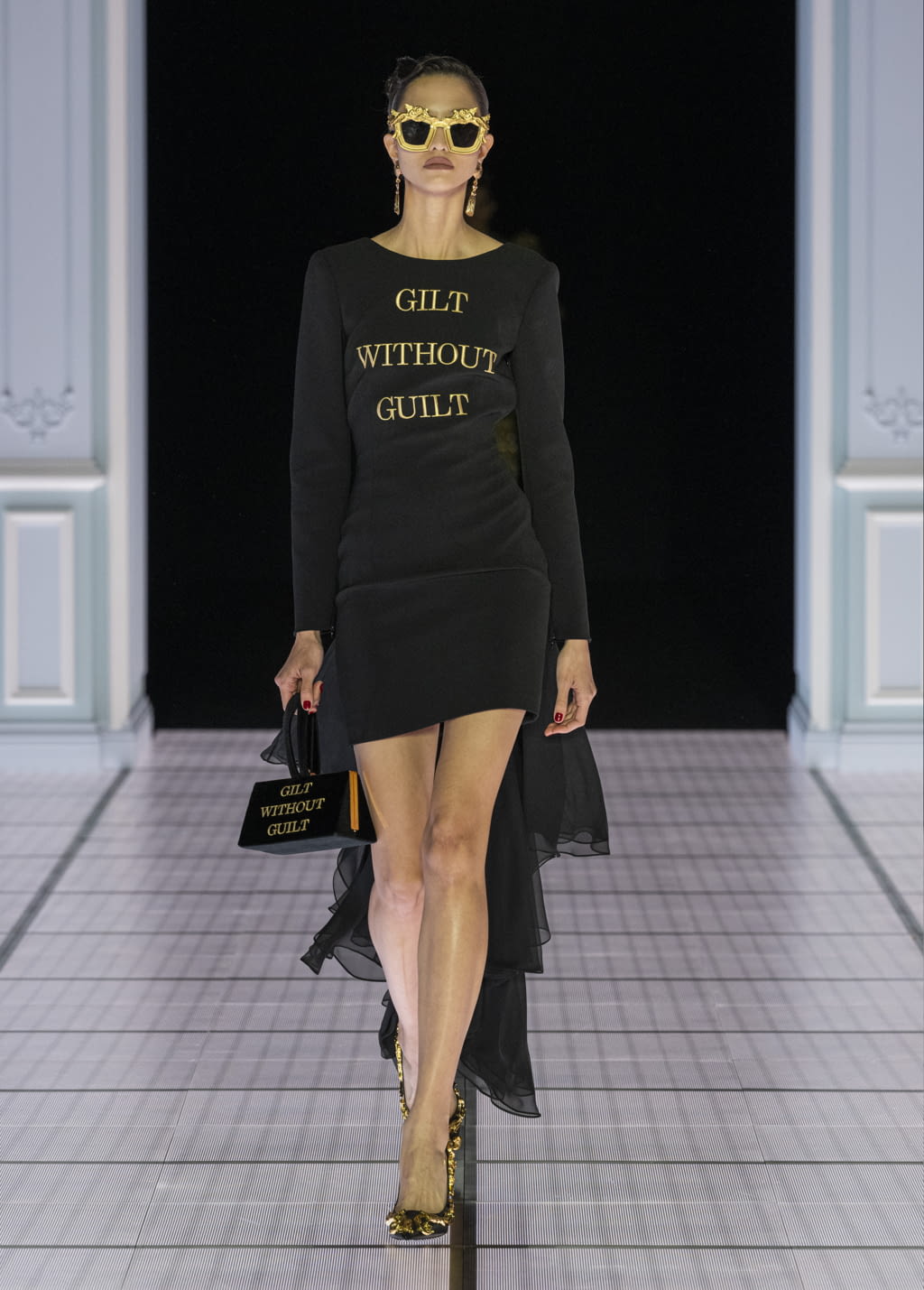 Fashion Week Milan Fall/Winter 2022 look 30 from the Moschino collection womenswear