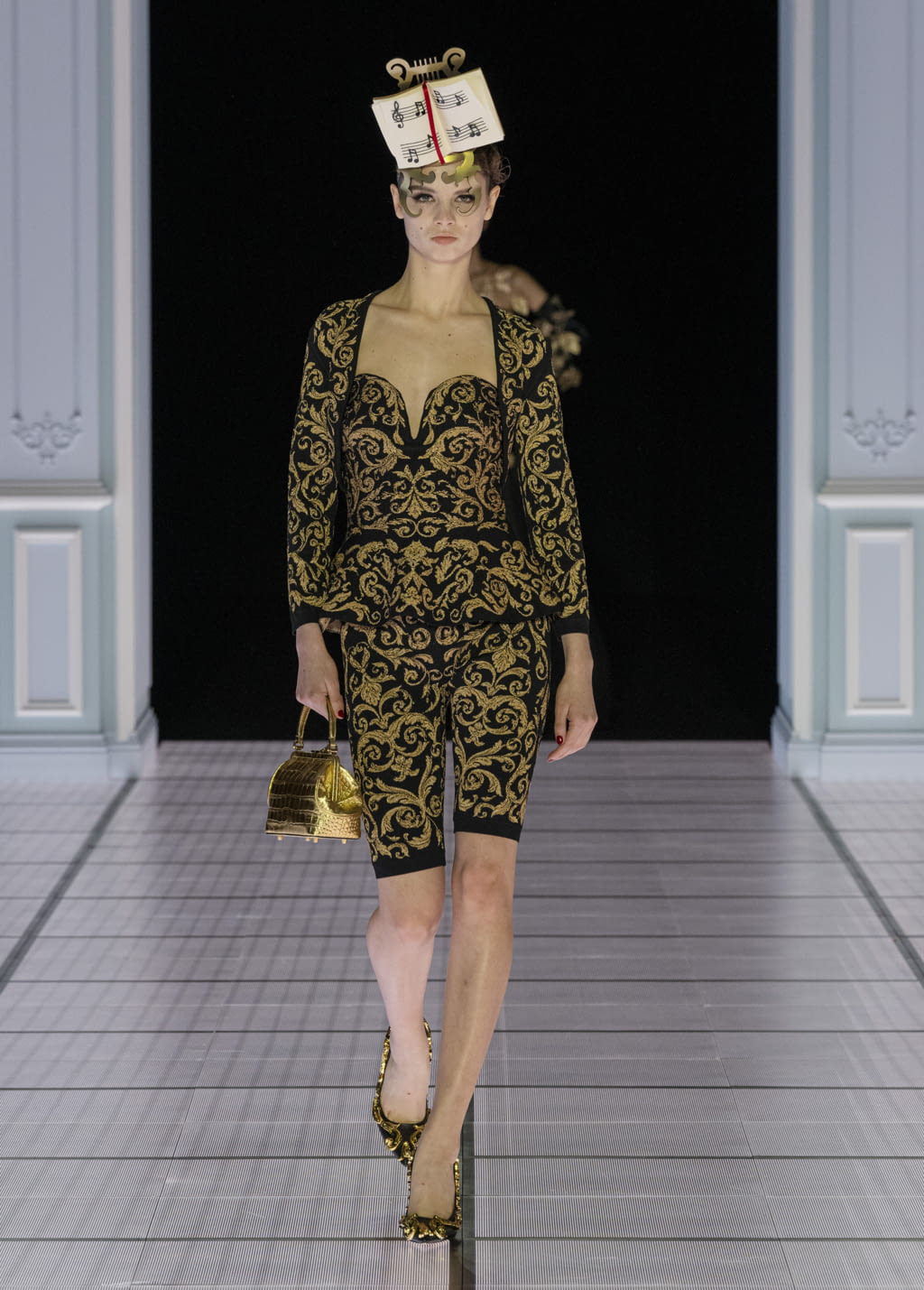 Fashion Week Milan Fall/Winter 2022 look 33 de la collection Moschino womenswear