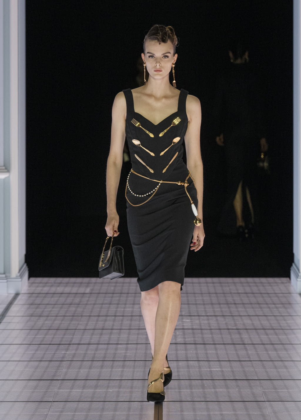 Fashion Week Milan Fall/Winter 2022 look 5 de la collection Moschino womenswear