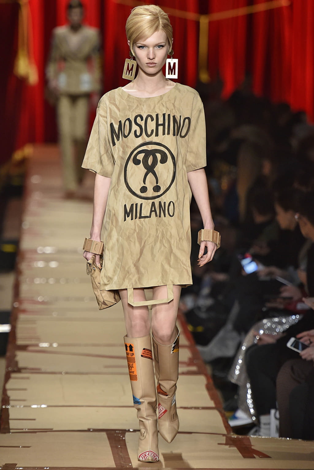 Fashion Week Milan Fall/Winter 2017 look 5 from the Moschino collection 女装