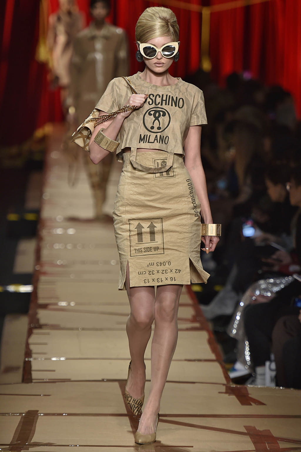 Fashion Week Milan Fall/Winter 2017 look 7 from the Moschino collection womenswear