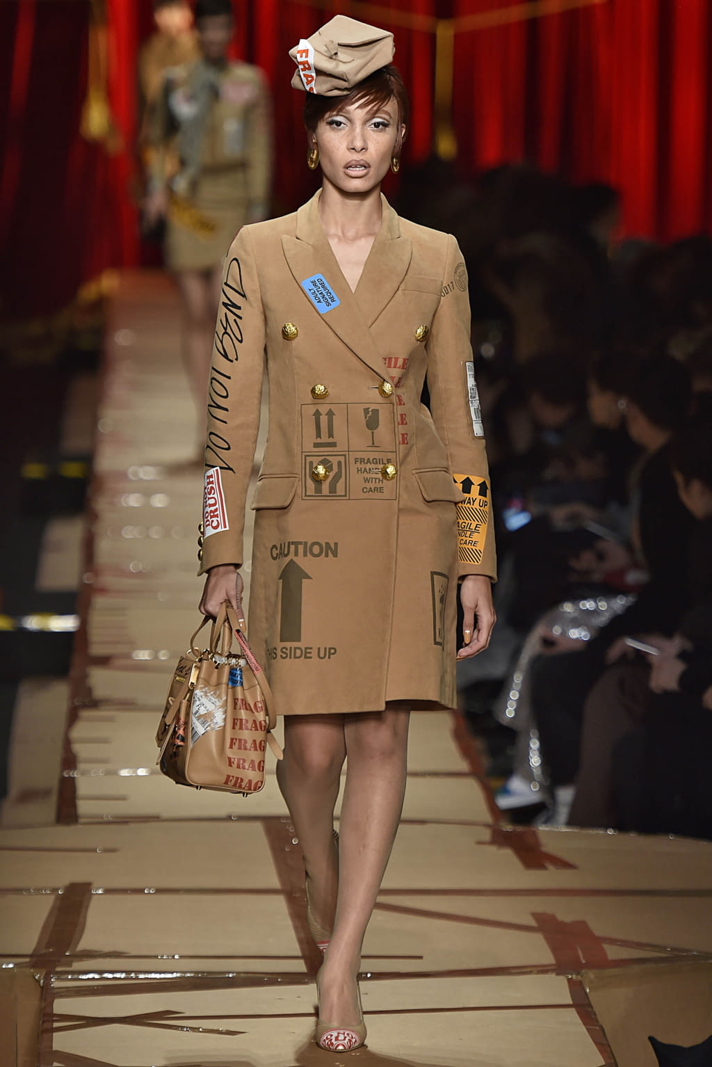 Fashion Week Milan Fall/Winter 2017 look 11 from the Moschino collection 女装