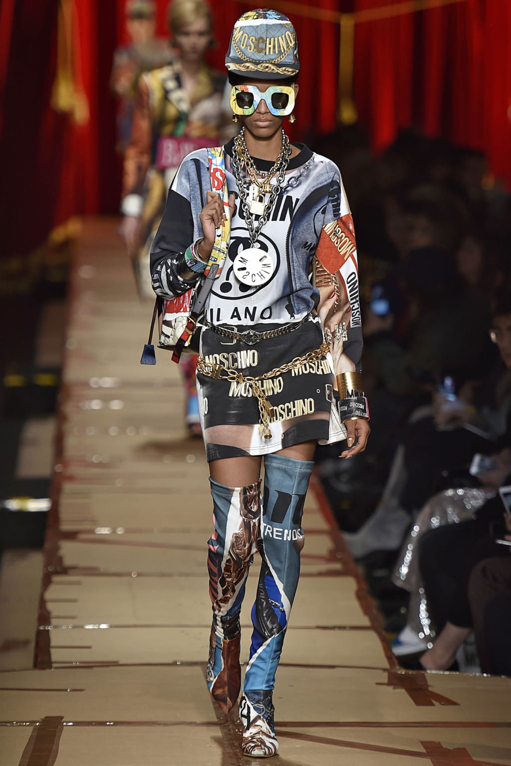 Fashion Week Milan Fall/Winter 2017 look 33 from the Moschino collection 女装