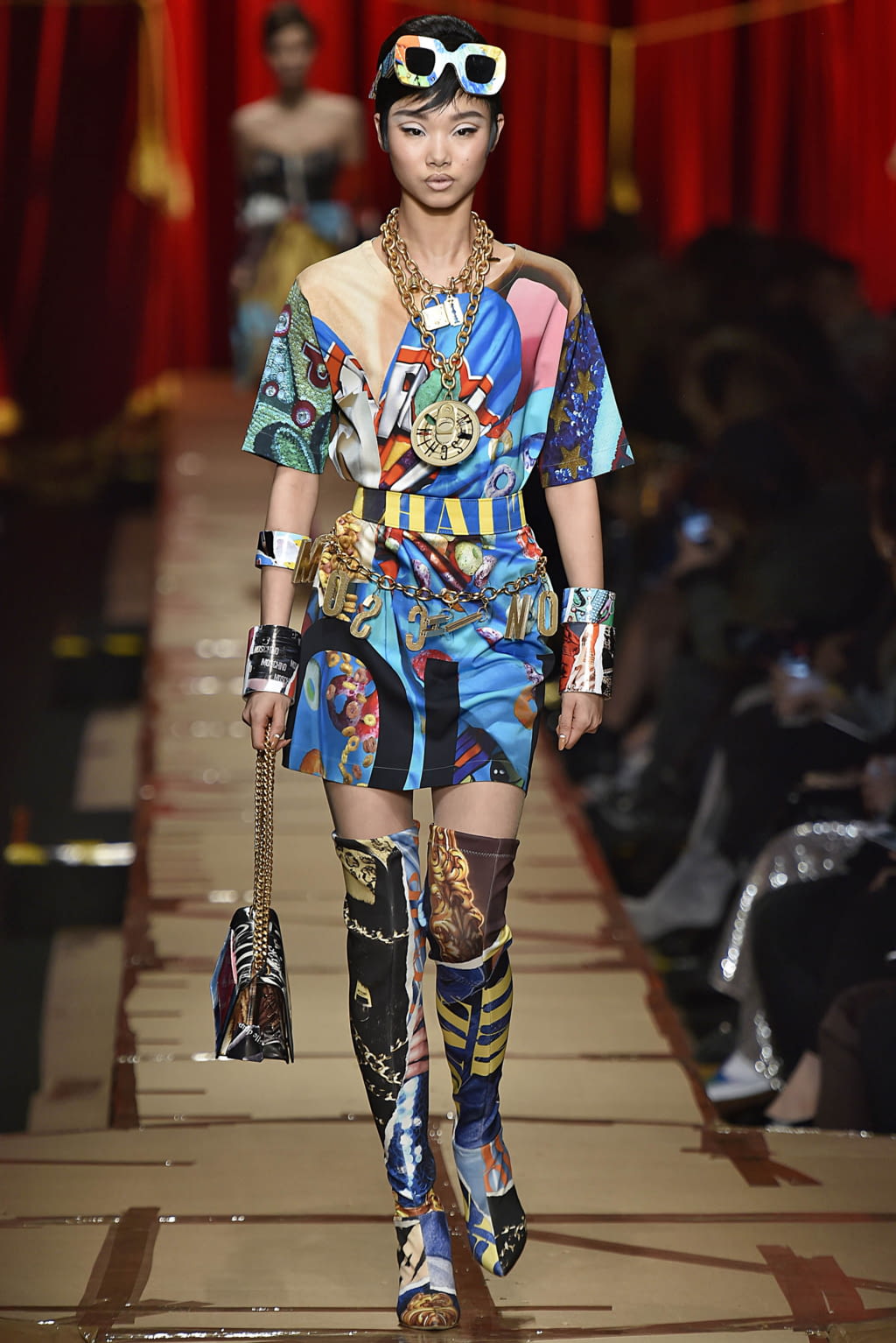 Fashion Week Milan Fall/Winter 2017 look 38 from the Moschino collection 女装