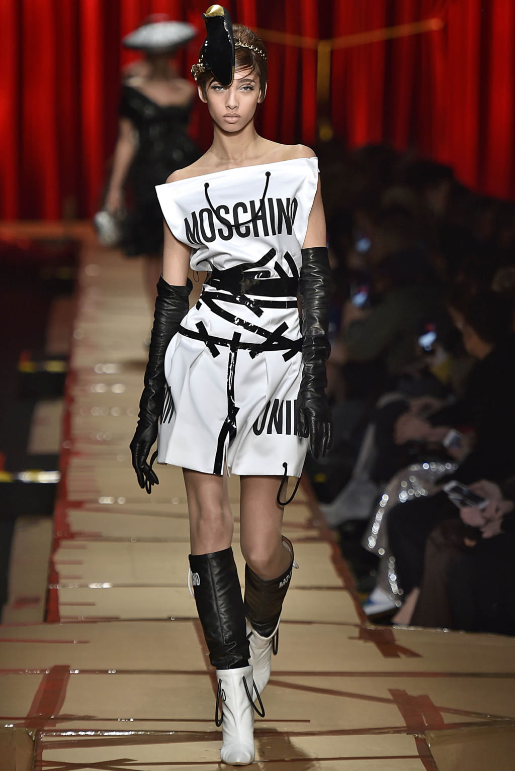 Fashion Week Milan Fall/Winter 2017 look 42 from the Moschino collection 女装