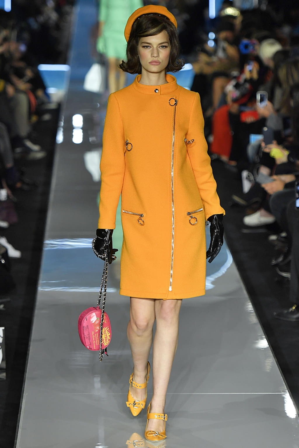 Fashion Week Milan Fall/Winter 2018 look 2 from the Moschino collection 女装