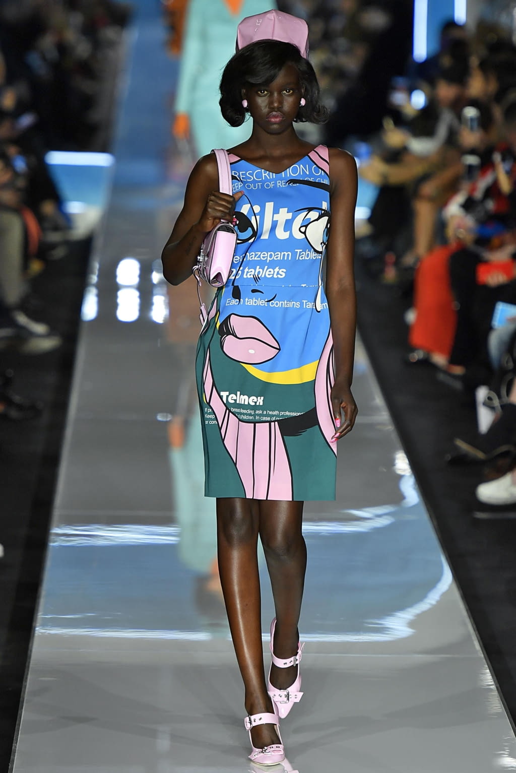 Fashion Week Milan Fall/Winter 2018 look 4 from the Moschino collection 女装
