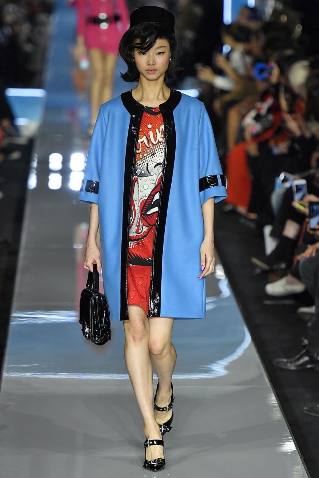 Fashion Week Milan Fall/Winter 2018 look 11 from the Moschino collection 女装