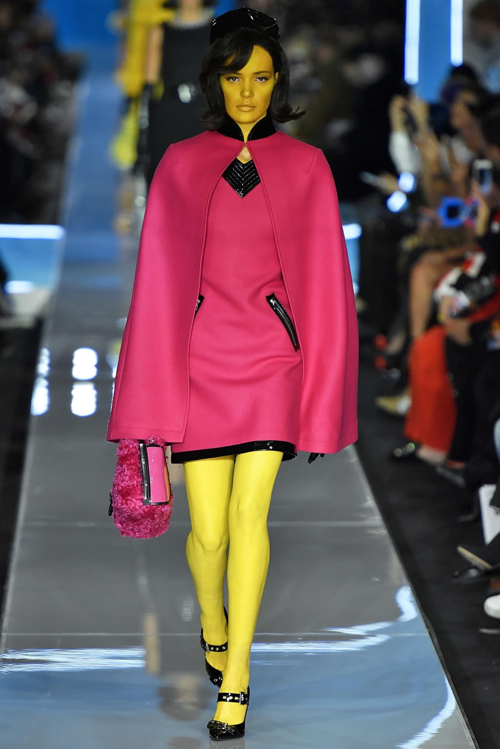 Fashion Week Milan Fall/Winter 2018 look 26 from the Moschino collection 女装