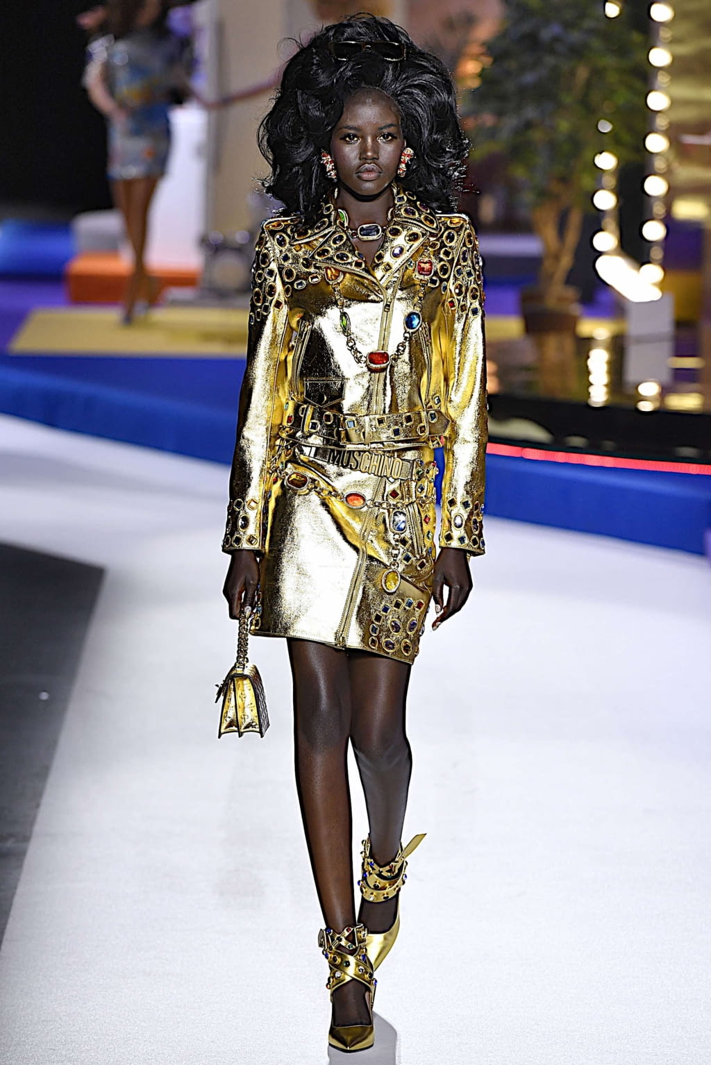 Fashion Week Milan Fall/Winter 2019 look 3 from the Moschino collection womenswear