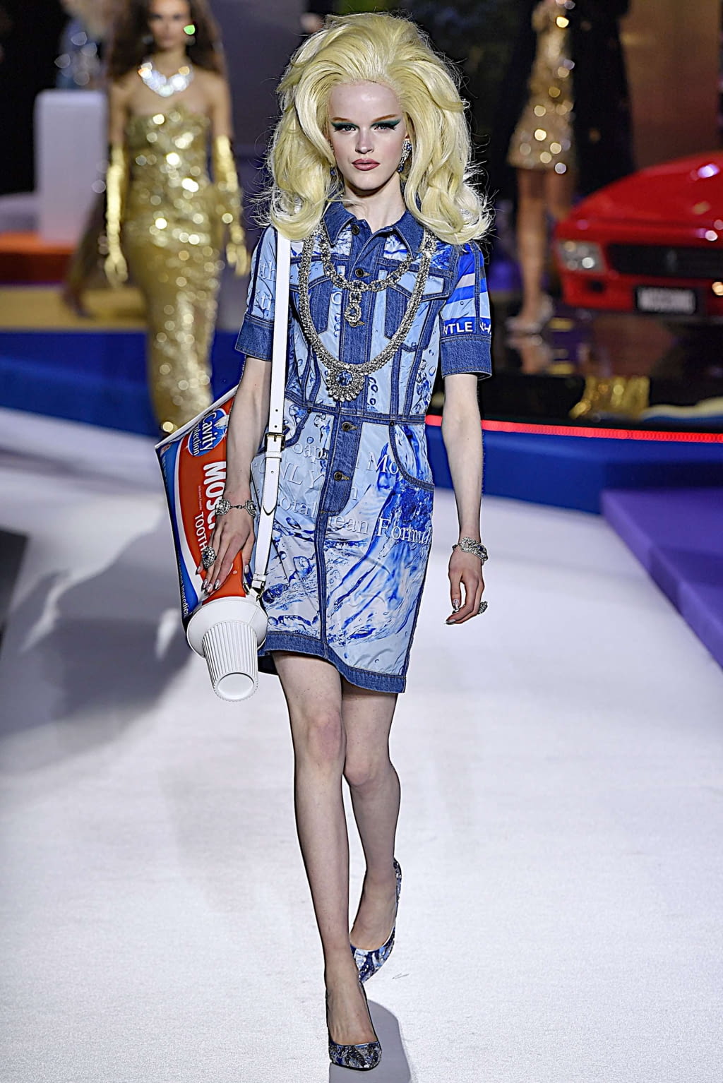 Fashion Week Milan Fall/Winter 2019 look 22 from the Moschino collection 女装