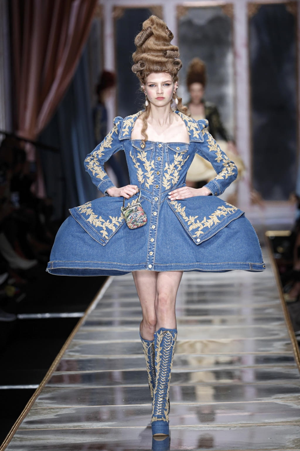Fashion Week Milan Fall/Winter 2020 look 1 de la collection Moschino womenswear